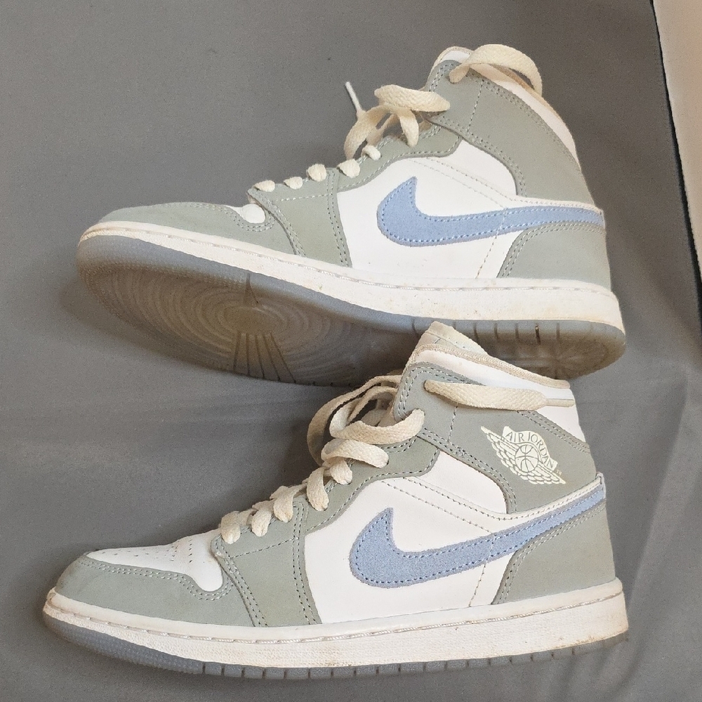 Jordan Women's White Blue and Gray High-Top Sneakers 6.5 - Picture 4 of 6